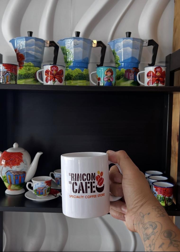 Grecas y tazas pintadas a mano