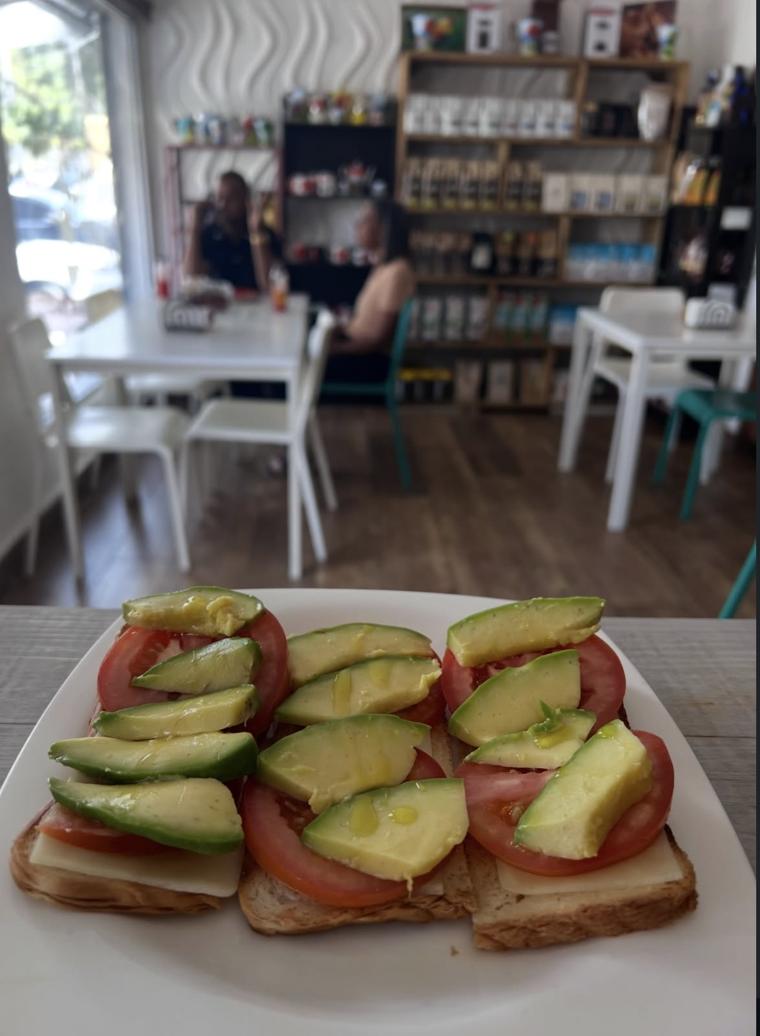 Tostada de aguacate y tomate